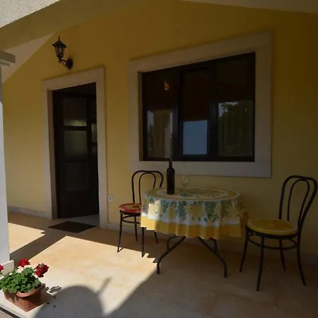 Ferienwohnung Mit Terrasse Fuer Vier Personen Vikendica